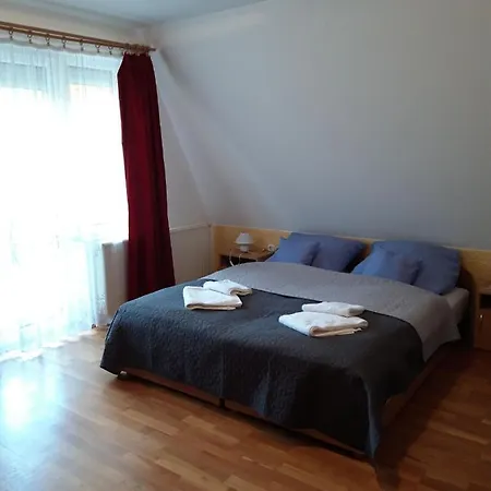 Attila Vendeghaz Apartment *