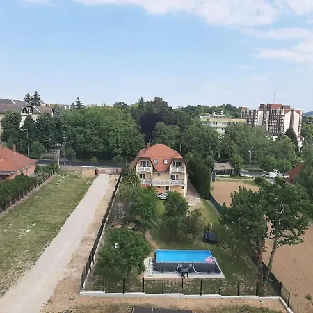 Attila Vendeghaz アパート